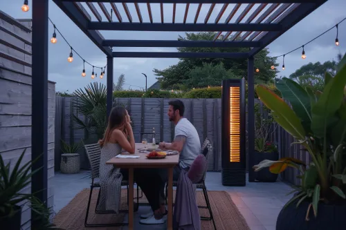 Chauffage de terrasse moderne en acier noir installé au-dessus d'un salon extérieur élégant